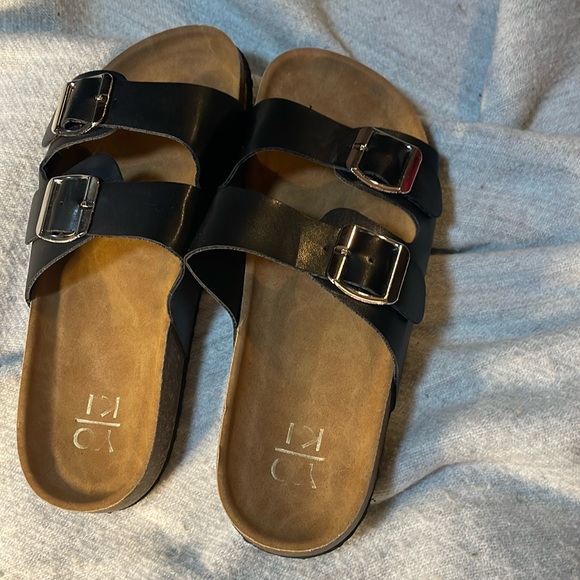 YOKI Slip On Leather Sandals , size 7 1/2 - Picture 2 of 7